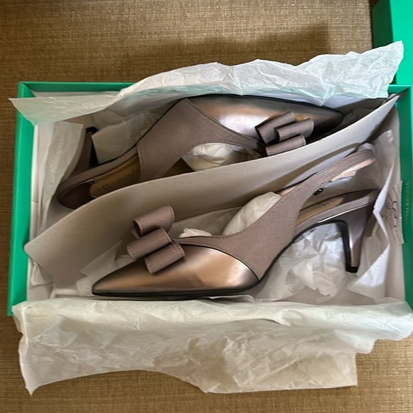 J. Reneé Gabino Powder Met dress shoe. Color; Pewter Powder.  Size 8 1/2 M - Picture 4 of 5